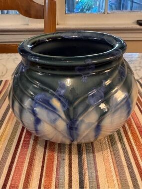 Annapolis pottery beautiful peony vase, 7x5